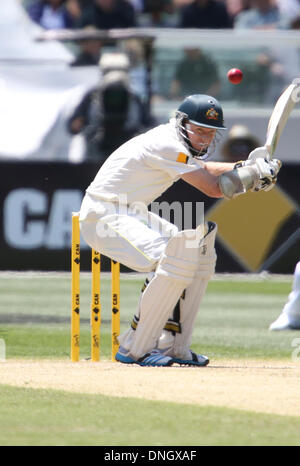 Melbourne, Australien. 27. Dezember 2013. Chris Rogers nimmt Ausweichmanöver während dem Tag zwei der vierten Asche Test Match zwischen Australien und England bei der MCG - Boxing Day Test Deutschland Vs England, MCG, Melbourne, Australien. Bildnachweis: Aktion Plus Sport/Alamy Live-Nachrichten Stockfoto