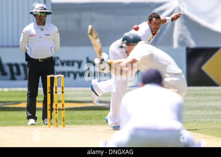 Melbourne, Australien. 27. Dezember 2013. Tim Bresnan in Aktion während der Tag zwei der vierten Asche Test Match zwischen Australien und England bei der MCG - Boxing Day Test Deutschland Vs England, MCG, Melbourne, Australien. Bildnachweis: Aktion Plus Sport/Alamy Live-Nachrichten Stockfoto
