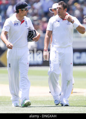 Melbourne, Australien. 27. Dezember 2013. Alastair Cook und Tim Bresnan während dem Tag zwei der vierten Asche Test Match zwischen Australien und England bei der MCG - Boxing Day Test Deutschland Vs England, MCG, Melbourne, Australien. Bildnachweis: Aktion Plus Sport/Alamy Live-Nachrichten Stockfoto
