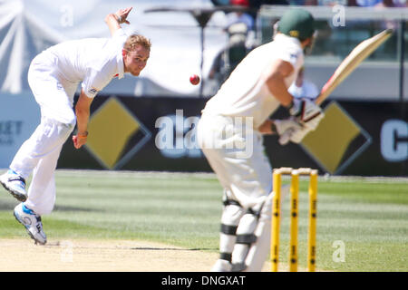 Melbourne, Australien. 27. Dezember 2013. Stuart Broad in bowling Aktion während der Tag zwei der vierten Asche Test Match zwischen Australien und England bei der MCG - Boxing Day Test Deutschland Vs England, MCG, Melbourne, Australien. Bildnachweis: Aktion Plus Sport/Alamy Live-Nachrichten Stockfoto