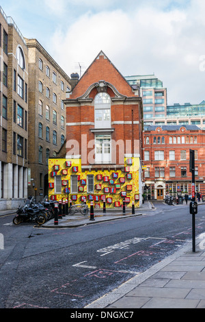 "Alphabet-Haus", Street-Art Künstler, Ben Eine - bunte Alphabet Buchstaben auf eine gelbe Wand in Spitalfields, East London Stockfoto