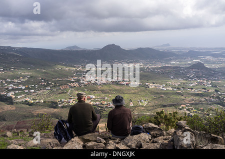 Bewundern Sie die Aussicht vom Gipfel des Roque del Conde in Arona, Teneriffa, Kanarische Inseln, Spanien Stockfoto