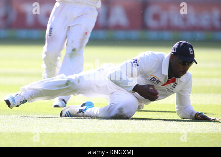 Melbourne, Australien. 27. Dezember 2013. Michael Carberry fielding während dem Tag zwei der vierten Asche Test Match zwischen Australien und England bei der MCG - Boxing Day Test Deutschland Vs England, MCG, Melbourne, Australien. Bildnachweis: Aktion Plus Sport/Alamy Live-Nachrichten Stockfoto