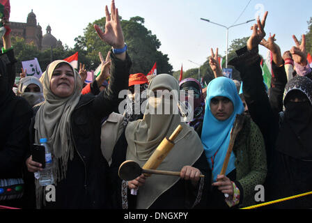 Lahore. 29. Dezember 2013. Unterstützer von Pakistan Awami Tehreek (Klaps) schreien Parolen während einer Kundgebung Protest gegen Inflation, Korruption, Arbeitslosigkeit und rechtliche Situation im östlichen Pakistan Lahore am 29. Dezember 2013. Bildnachweis: Sajjad/Xinhua/Alamy Live-Nachrichten Stockfoto