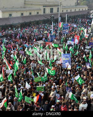 Lahore. 29. Dezember 2013. Unterstützer von Pakistan Awami Tehreek (Klaps) besuchen eine Kundgebung gegen Inflation, Korruption, Arbeitslosigkeit und rechtliche Situation im östlichen Pakistan Lahore am 29. Dezember 2013 zu protestieren. Bildnachweis: Sajjad/Xinhua/Alamy Live-Nachrichten Stockfoto