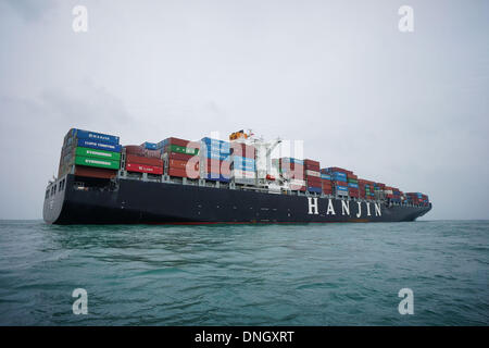 BATAM, INDONESIEN. 29. Dezember 2013. 29. Dezember: Kollision von zwei Tanker MV. HANJIN Italien liberianischer Flagge wiegt GT.114.144 Tonnen LNG-Tanker kollidiert mit / C AL Gharrafa Marshall Inseln Flagge wiegt GT.136.410 Tonne internationalen Versand befindet sich zwischen Singapur und Batam (Indonesien) die 28. Dezember 2013 Abend auftraten. MV. HANJIN Italien Frachtschiff verließ Port Cargo Pasir Panjang, Singapur, China, während die LNG-Tanker / C AL Gharrafa verließ den Hafen von Ras Laffan, Katar nach Japan. Bildnachweis: ZUMA Press, Inc./Alamy Live-Nachrichten Stockfoto