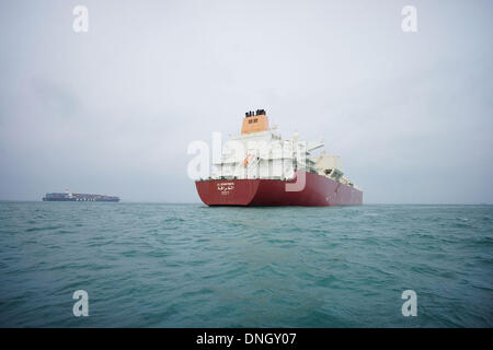 BATAM, INDONESIEN. 29. Dezember 2013. 29. Dezember: Kollision von zwei Tanker MV. HANJIN Italien liberianischer Flagge wiegt GT.114.144 Tonnen LNG-Tanker kollidiert mit / C AL Gharrafa Marshall Inseln Flagge wiegt GT.136.410 Tonne internationalen Versand befindet sich zwischen Singapur und Batam (Indonesien) die 28. Dezember 2013 Abend auftraten. MV. HANJIN Italien Frachtschiff verließ Port Cargo Pasir Panjang, Singapur, China, während die LNG-Tanker / C AL Gharrafa verließ den Hafen von Ras Laffan, Katar nach Japan. Bildnachweis: ZUMA Press, Inc./Alamy Live-Nachrichten Stockfoto