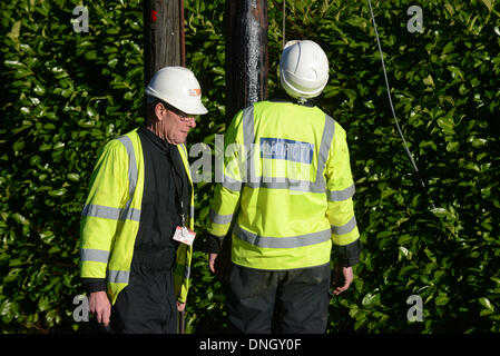 Haywards Heath, Sussex, UK. 29. Dezember 2013. UK Power Networks Mitarbeiter abgebildet beim Reparieren des Netzwerks in Haywards Heath, Sussex nach Tagen Regen und Stürme der South East Of England geschlagen hatte. Mehr schlechtes Wetter wird voraussichtlich morgen die Südküste getroffen. 29.12.13 Kredit: Chloe Parker/Alamy Live-Nachrichten Stockfoto