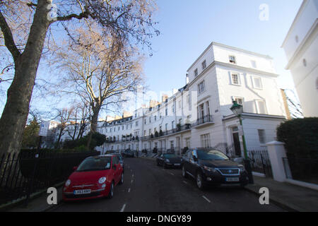 Kensington London, UK. 29. Dezember 2013.  Egerton Halbmond im Londoner Stadtteil Kensington und Chelsea wurde als die teuerste Straße in Großbritannien in einer jährlichen Erhebung von Lloyds Bank mit den durchschnittlichen Kosten £ 7,4 Millionen benannt. Die Straße hieß Egerton Halbmond in der 1840 in Ehren von Lord Francis Egerton dritten Herzog von Bridgewater und Sohn des ersten Earl of Ellesmere Credit: Amer Ghazzal/Alamy Live-Nachrichten Stockfoto