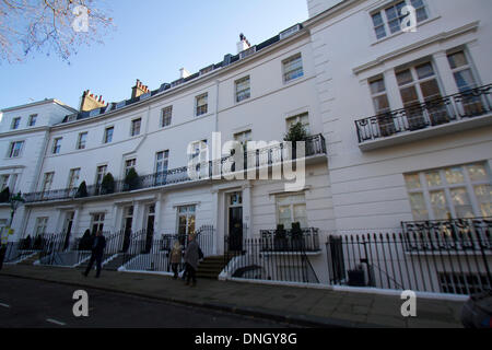 Kensington London, UK. 29. Dezember 2013.  Egerton Halbmond im Londoner Stadtteil Kensington und Chelsea wurde als die teuerste Straße in Großbritannien in einer jährlichen Erhebung von Lloyds Bank mit den durchschnittlichen Kosten £ 7,4 Millionen benannt. Die Straße hieß Egerton Halbmond in der 1840 in Ehren von Lord Francis Egerton dritten Herzog von Bridgewater und Sohn des ersten Earl of Ellesmere Credit: Amer Ghazzal/Alamy Live-Nachrichten Stockfoto