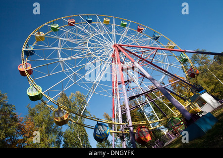 mehrfarbige Riesenrad voller Größe auf blauen Himmelshintergrund Stockfoto