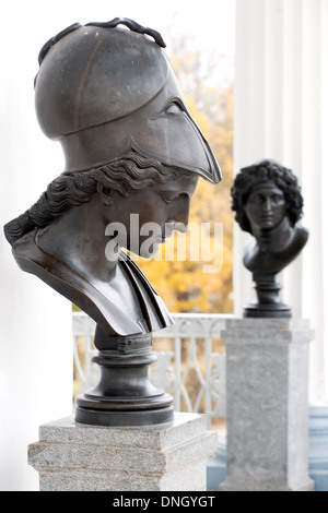 Minerva Göttin Büste Schwarz Metall-Statue auf weißen Palast Wände Hintergrund Stockfoto