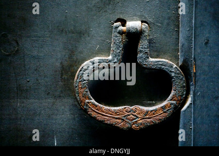 Nahaufnahme der alten Tür Oberfläche mit Jahrgang rostigen Metall Griff Stockfoto