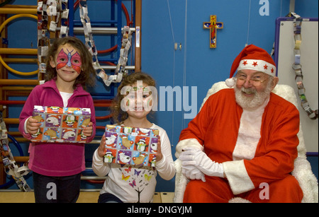 Gerne suchen Jugendliche, die erhaltenen Geschenke vom Weihnachtsmann an a Christmas fayre Stockfoto