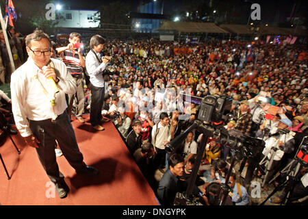 Phnom Penh, Kambodscha. 29. Dezember 2013. Sam Rainsy (vorne), Präsident von Kambodscha die Hauptopposition Kambodscha National Rescue Party (CNRP), spricht mit seinen Anhängern während einer Kundgebung auf dem Freedom Park in Phnom Penh, Kambodscha, 29. Dezember 2013. Eine geschätzte 40.000 Anhänger der Opposition gingen auf die Straße in der Hauptstadt Phnom Penh Sonntagnachmittag um zu verlangen, den Rücktritt von Premierminister Hun Sen und eine erneute Abstimmung aufgrund von Anschuldigungen des schwerwiegenden Unregelmäßigkeiten während der Wahlen im Juli. Bildnachweis: Phearum/Xinhua/Alamy Live-Nachrichten Stockfoto