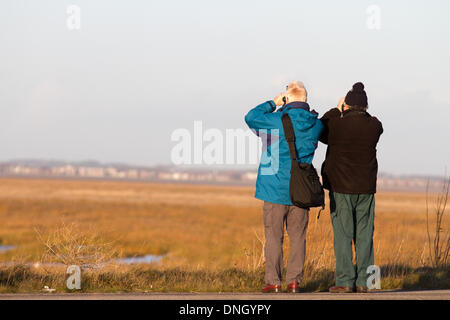 Vogelbeobachter in Southport, Merseyside, UK. 29. Dezember, 2013. Vogelbeobachter Überwachung wandernder Arten bei der RSPB Marshside finden. Die Berichte schlagen einige Wasservögel ihre Überwinterungsgebiete nord-östlich durch die wechselnden Temperaturen im Winter verschoben haben. Eine Änderung, die möglicherweise Folgen für ihre Erhaltung, weil Vögel, sind weniger Verwendung der Reserven, die bestimmt waren, um sie zu schützen. Viele verwenden Lancashire WWT behält sich fast als Service Station, um sich auszuruhen und Re - Kraftstoff für einige Wochen, bevor sie auf ihrer Reise in den Süden. Stockfoto