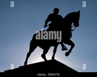 schwarze Silhouette der Reiterstatue Bartolomeo Colleoni durch Verrocchio in Venedig am blauen Himmelshintergrund Stockfoto