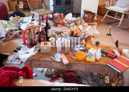 Durcheinander von Weihnachten präsentiert und Geschenkpapier verstreut ein Zuhause, UK Stockfoto