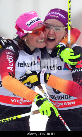 Oberhof, Deutschland. 29. Dezember 2013. Deutschlands Denise Herrmann (R) und Nicole Fessel jubelt nach Abschluss der Qualifikation für die Sprint-Rennen bei der Tour de Ski-Langlauf-Veranstaltung in Oberhof, Deutschland, 29. Dezember 2013. Herrmann beendete das Sprint-Rennen zweite, Fessel auf dem vierten Platz. Foto: HENDRIK SCHMIDT/Dpa/Alamy Live News Stockfoto