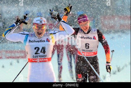 Oberhof, Deutschland. 29. Dezember 2013. Deutschlands Denise Herrmann (R) jubelt nach einem zweiten Platz hinter schwedischer Skilangläufer Hanna Erikson beim Sprintrennen bei der Tour de Ski-Langlauf-Veranstaltung in Oberhof, Deutschland, 29. Dezember 2013. Foto: HENDRIK SCHMIDT/Dpa/Alamy Live News Stockfoto