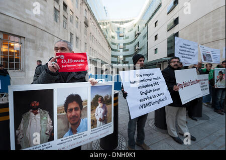 Portland Place, London, UK. 29. Dezember 2013.  Eine Gruppe von Demonstranten versammeln sich vor BBC Broadcasting House zur Unterstützung einen laufenden Protestmarsch für mehr als 1500 km in Pakistan. Die Aktivisten fordern Tausende von Menschen haben vor kurzem festgenommen worden oder verschwunden in Belutschistan von Sicherheitsbehörden noch die BBC hat kaum Medienberichterstattung über Veranstaltungen gewidmet. Bildnachweis: Lee Thomas/Alamy Live-Nachrichten Stockfoto
