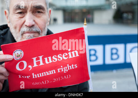 Portland Place, London, UK. 29. Dezember 2013.  Eine Gruppe von Demonstranten versammeln sich vor BBC Broadcasting House zur Unterstützung einen laufenden Protestmarsch für mehr als 1500 km in Pakistan. Die Aktivisten fordern Tausende von Menschen haben vor kurzem festgenommen worden oder verschwunden in Belutschistan von Sicherheitsbehörden noch die BBC hat kaum Medienberichterstattung über Veranstaltungen gewidmet. Bildnachweis: Lee Thomas/Alamy Live-Nachrichten Stockfoto