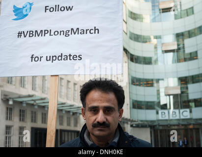 Portland Place, London, UK. 29. Dezember 2013.  Eine Gruppe von Demonstranten versammeln sich vor BBC Broadcasting House zur Unterstützung einen laufenden Protestmarsch für mehr als 1500 km in Pakistan. Die Aktivisten fordern Tausende von Menschen haben vor kurzem festgenommen worden oder verschwunden in Belutschistan von Sicherheitsbehörden noch die BBC hat kaum Medienberichterstattung über Veranstaltungen gewidmet. Bildnachweis: Lee Thomas/Alamy Live-Nachrichten Stockfoto