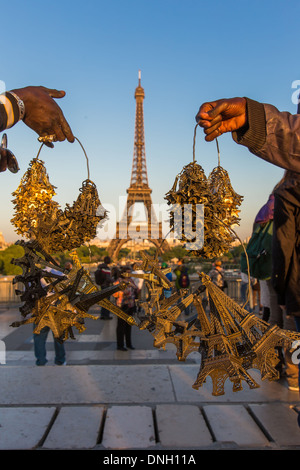 STRAßENHÄNDLERN VERKAUFT MINIATUR EIFFELTÜRMEN NAHE DEM EIFFELTURM, PARIS, FRANKREICH Stockfoto