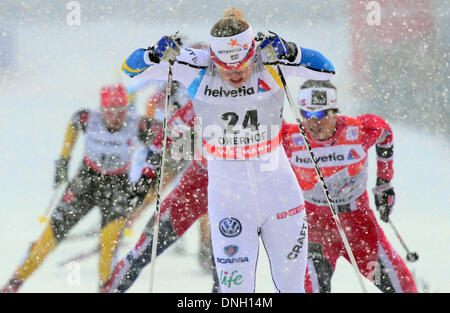 Oberhof, Deutschland. 29. Dezember 2013. Schwedischer Skilangläufer Hanna Erikson (vorne) in Aktion während der Viertelfinale der Sprint-Rennen bei der Tour de Ski-Langlauf-Veranstaltung in Oberhof, Deutschland, 29. Dezember 2013. Foto: HENDRIK SCHMIDT/Dpa/Alamy Live News Stockfoto