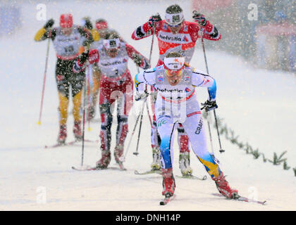 Oberhof, Deutschland. 29. Dezember 2013. Schwedischer Skilangläufer Hanna Erikson (vorne) in Aktion während das Halbfinale des Sprint-Rennen bei der Tour de Ski-Langlauf-Veranstaltung in Oberhof, Deutschland, 29. Dezember 2013. Foto: HENDRIK SCHMIDT/Dpa/Alamy Live News Stockfoto