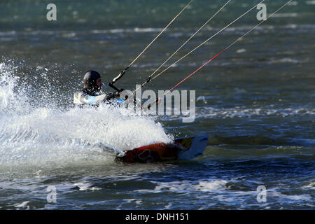 Kitesurfen am Ingrilteich. Frontignan Plage, Occitania, Frankreich Stockfoto