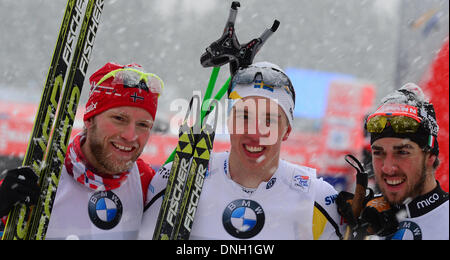 Oberhof, Deutschland. 29. Dezember 2013. Schwedischer Skilangläufer Calle Halfvarsson (C) stellt nach dem Gewinn der Sprintrennen vor Italiens Federico Pellegrino (R) und Norwegens Martin Johnsrud Sundby bei der Tour de Ski-Langlauf-Veranstaltung in Oberhof, Deutschland, 29. Dezember 2013. Foto: HENDRIK SCHMIDT/Dpa/Alamy Live News Stockfoto