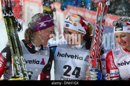 Oberhof, Deutschland. 29. Dezember 2013. Schwedischer Skilangläufer Hanna Erikson (C) stellt nach dem Gewinn der Sprintrennen vor Deutschlands Denise Herrmann (L) und Norwegens Ingvild Oestberg bei der Tour de Ski-Langlauf-Veranstaltung in Oberhof, Deutschland, 29. Dezember 2013. Foto: HENDRIK SCHMIDT/Dpa/Alamy Live News Stockfoto