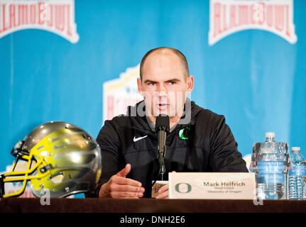 San Antonio, Texas, USA. 29. Dezember 2013. 29. Dezember 2013: University of Oregon Head Coach Mark Helfrich anlässlich der pregame NCAA Valero Alamo Bowl Pressekonferenz, San Antonio, TX. Bildnachweis: Csm/Alamy Live-Nachrichten Stockfoto