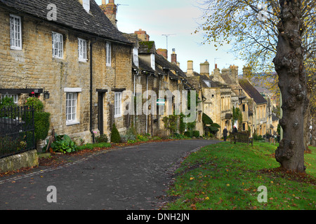 Cotswold Hütten und Häuser entlang der Hügel, Burford, Cotswolds, Oxfordshire, England, Vereinigtes Königreich, UK, Europa Stockfoto