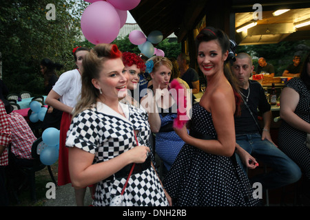 PIN-UP-ABEND, VINTAGE 50ER JAHRE MAKEOVER, SEPT. 8, 2012, SAVOYEN, FRANKREICH Stockfoto