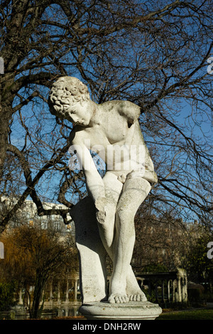 "Le Joueur de Billes' (der Marmor Spieler) Skulptur (1878) von Charles Lenoir, Parc Monceau, Paris, Frankreich Stockfoto