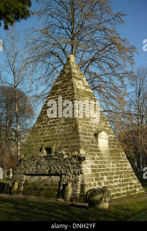 Ägyptische Pyramide (datiert vom ursprünglichen Garten, 1778) im Parc Monceau, Paris, Frankreich Stockfoto
