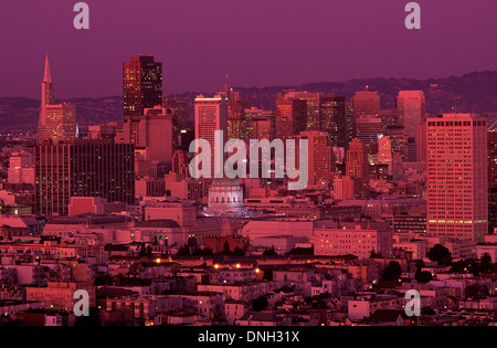 Retro image Downtown San Francisco bei Nacht beleuchtet vom Corona Heights Park, San Francisco, Kalifornien, USA Stockfoto