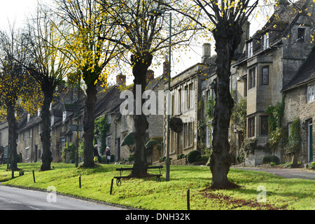 Cotswold Hütten und Häuser entlang der Hügel, Burford, Cotswolds, Oxfordshire, England, Vereinigtes Königreich, UK, Europa Stockfoto