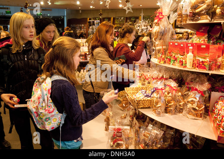 Schokoladenmuseum Köln, Jugendliche kaufen, Süßigkeiten und Schokolade, Köln, Deutschland, Europa Stockfoto