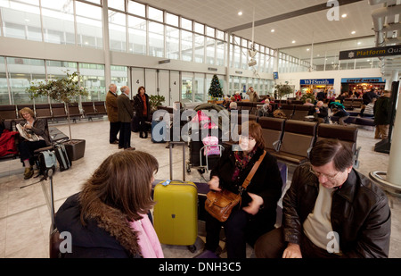 Eurostar Passagiere in der Abflughalle auf den nächsten Zug warten, Ebbsfleet International station, Kent, UK Stockfoto