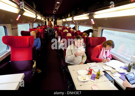 Passagiere in einer Kutsche auf hoher Geschwindigkeit Thalys Zug Reisen zwischen Brüssel (Belgien) und Köln (Deutschland), Europa Stockfoto