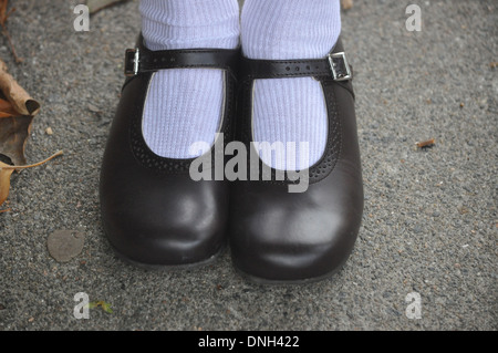 Nahaufnahme der glänzenden neuen Schule Schuhe bereit für den Beginn des neuen Semesters Stockfoto