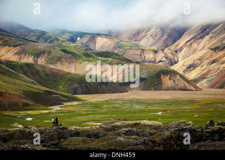 WANDERN IN LANDMANNALAUGAR, VULKANISCH UND GEOTHERMAL ZONE VON DENEN DER NAME BEDEUTET WÖRTLICH "HEIßE BÄDER DER MENSCHEN DES LANDES", REGION DES HOCHPLATEAUS, SOUTHERN ISLAND, EUROPA Stockfoto