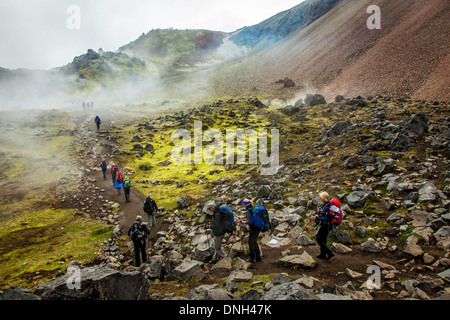 WANDERN IN LANDMANNALAUGAR, VULKANISCH UND GEOTHERMAL ZONE VON DENEN DER NAME BEDEUTET WÖRTLICH "HEIßE BÄDER DER MENSCHEN DES LANDES", REGION DES HOCHPLATEAUS, SOUTHERN ISLAND, EUROPA Stockfoto