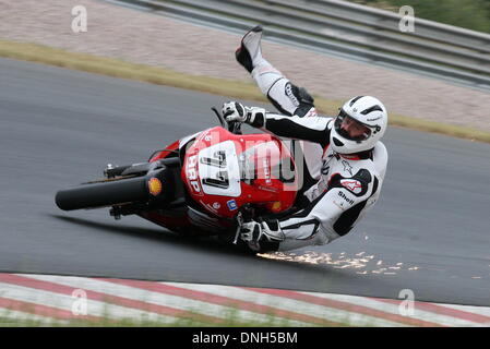 Datei: Zwickau, Deutschland. 12. Juni 2008. Ehemalige deutsche Formel1 Weltmeister Michael Schumacher fällt während des freien Trainings für das IDM Superbike-Rennen auf dem Sachsenring Circuit in der Nähe von Zwickau, Deutschland, 12. Juni 2008. Schumacher blieb unverletzt. Foto: Ralph Koehler/Dpa/Alamy Live News Stockfoto