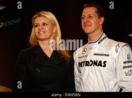 Datei: Stuttgart, Deutschland. 25. Januar 2010. Deutsche Formel1-Fahrer und siebenfachen Weltmeister Michael Schumacher und seine Frau Corinna stellte anlässlich der Vorstellung des Formel 1-Team Mercedes GP Petronas im Mercedes-Benz Museum in Stuttgart, Deutschland, 25. Januar 2010. Foto: Mercedes-Benz Motorsport (HANDOUT - nur zur redaktionellen Nutzung) / Dpa/Alamy Live News Stockfoto