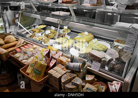 Zeigen Sie in einem Delikatessen-Shop, High Street, Burford, Cotswolds, Oxfordshire, England, Vereinigtes Königreich, UK, Europa an Stockfoto