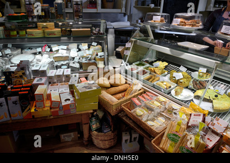 Zeigen Sie in einem Delikatessen-Shop, High Street, Burford, Cotswolds, Oxfordshire, England, Vereinigtes Königreich, UK, Europa an Stockfoto